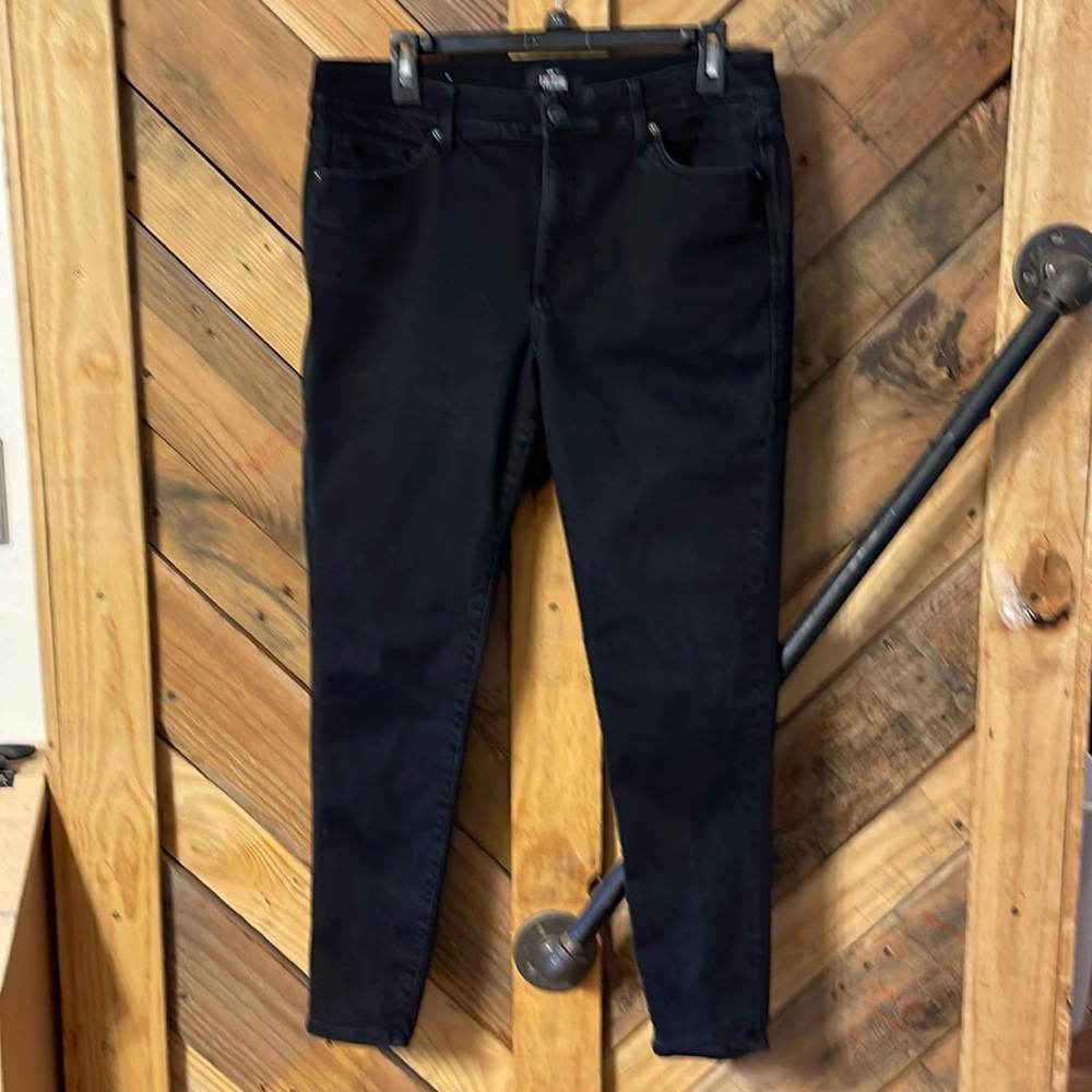 Lularoe sz 32  black skinny fit jeans. Great fit and comfortable